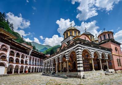 Ελεύθερος χρόνος για βόλτα και συνεχίζουμε τη διαδρομή μας μέσω Έδεσσας για τον παραδοσιακό Παλαιό Άγιο Αθανάσιο, στους πρόποδες του Όρους Καϊμακτσαλάν, με μοναδική Μακεδονίτικη αρχιτεκτονική.