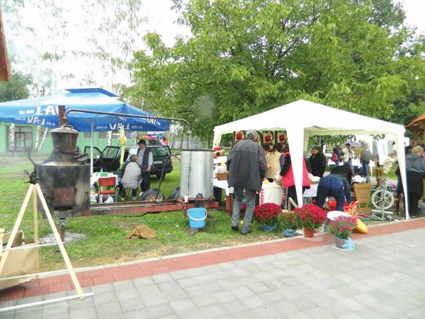 tre bu i sve ga dru gog, na ko me će do ma ći ni i do ma ći ce iz La ćar ka, bar jed nom godin šnje pri ka za ti šta su sve spre mi li, La ća rač ka kujn ca na šo ru ži vi tre ću go di nu. Uspe šno.