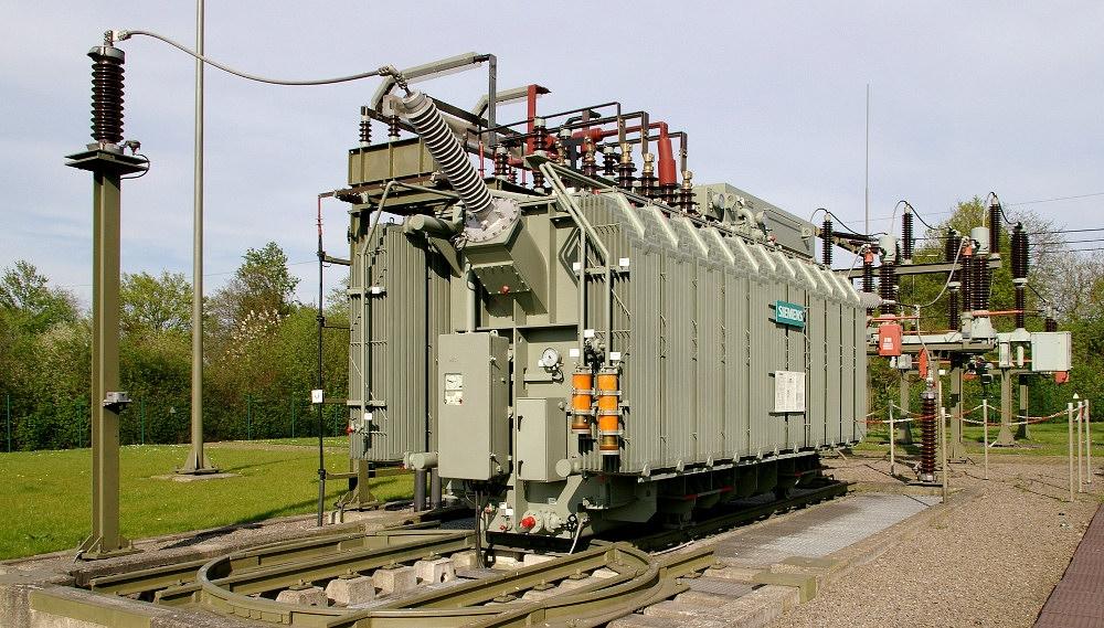 1.5 Transformilo Nuntempe plejparto de elektra energio estas disportata per alterna kurento, ĉar per tio eblas aliigi la tension helpe de