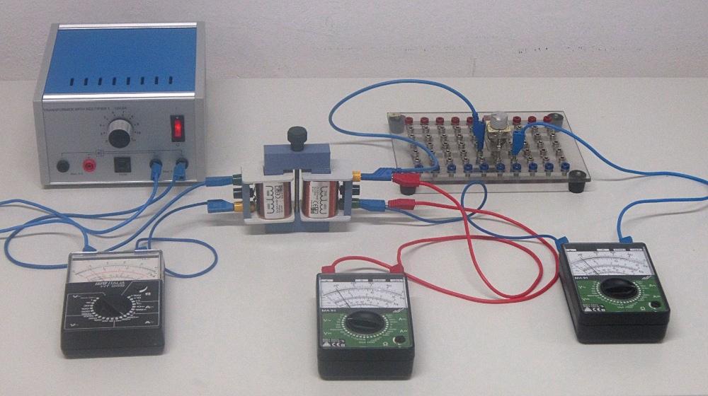 36 Pro la diversaj perdoj la transformiloj U = 12,5 V 1 neniam estas idealaj, kvankam en grandaj U 2 [V] R [V] transformiloj estas atingebla efikeco ĝis 2 0,5 25 3,6 99%, se ili laboras en