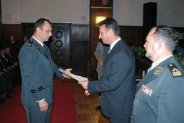 MORH Sve Ëa nost dod je le poh va la, na gra da, pro mak nu Êa i od li ko va nja dje lat ni ci ma MORH-a, GS OS RH i pris to æer nih pos troj bi u MORH-u Promaknuto 223 Ëasnika i 187 doëasnika Mi smo