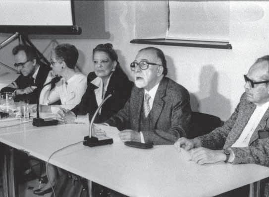 Καμπανιάρη Ο Χαράλαμπος Μπούρας κατά τις εργασίες της 3 ης Διεθνούς Συνάντησης για την απο- κατάσταση των μνημείων Ακροπόλεως, 31 Μαρτίου 2 Απριλίου 1989. Διακρίνονται από αριστερά: Χ. Μπούρας, Ε.