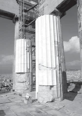 Στα Προπύλαια, ολοκληρώθηκαν εγκαίρως οι εργασίες αποκατάστασης στη βορειοδυτική γωνία του μνημείου, σύμφωνα με τη μελέτη του αρχιτέκτονα Κ.