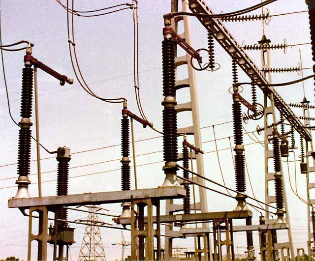 Rastavljači dvostupni rastavljač sa središnjim rastavljanjem (U n 60-400 kv) eng.