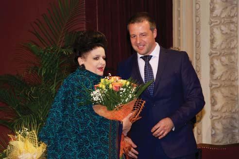 să-i admire şi să-i aplaude cu entuziasm.