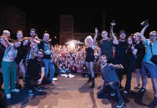 Fire foarte creativă (este scriitoare, prezentatoare, dar şi jurat TV, actriţă, profesoară de muzică), Loredana, susţinută lângă scenă de aproape întreaga familie (fiica, tatăl, fratele), a oferit un