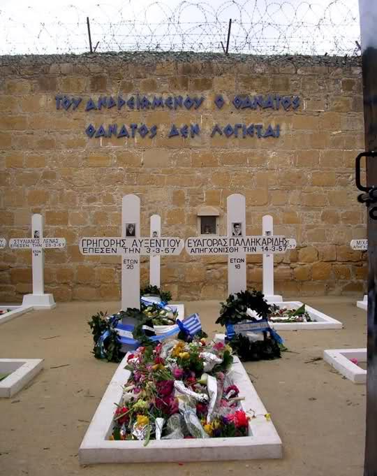 Εψές πουρνό μεσάνυχτα στης φυλακής τη μάντρα, Μες της κρεμάλας τη θηλιά σπαρτάραγε ο Βαγόρας. Σπαρτάρησε, ξεψύχησε, δεν τ άκουσε κανένας.