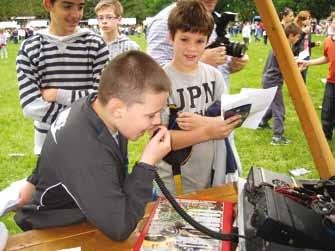 Iz zemlje i svijeta Osnovcima nije bio problem pozvati i održati radiovezu s Borisom, 9A2GA, koji ih je strpljivo saslušao. Radilo se s kompletom za portabl rad.