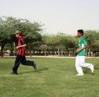 أي أن مقدار اإلزاح ة للعداء األحم ر تك ون أكبر ألنه يتحرك بس رعة أكبر أي يقطع مس افة أكبر م ن تلك التي يقطعه ا الالع ب ذو اللب اس األخضر خالل الم دة الزمنية نفس ها.