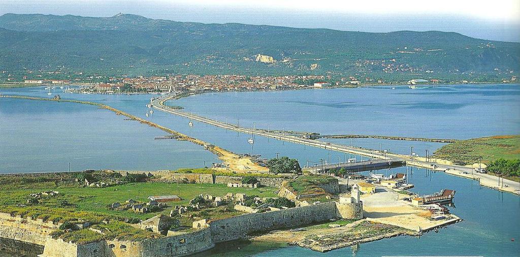 ΚΕΦΑΛΑΙΟ 1 O Η ΝΗΣΟΣ ΛΕΥΚΑΔΑ 1.1 ΓΕΝΙΚΑ Φωτ. 1: Η είσοδος της Λευκάδας Η Λευκάδα ή Λευκάς είναι το τέταρτο σε έκταση νησί του Ιονίου Πελάγους, με έκταση περίπου 302,5 τ.χλμ.