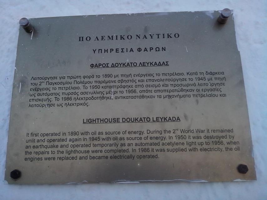 Φωτ. 135: Φάρος Δουκάτο Λευκάδας είναι χτισμένος σε θεμέλια αρχαίου οικοδομήματος, ενώ οι λίθοι που βρέθηκαν 9μ. από το φάρο και προέρχονται από άλλο άγνωστο κτίριο, εικάζεται ότι ήταν ο ναός.