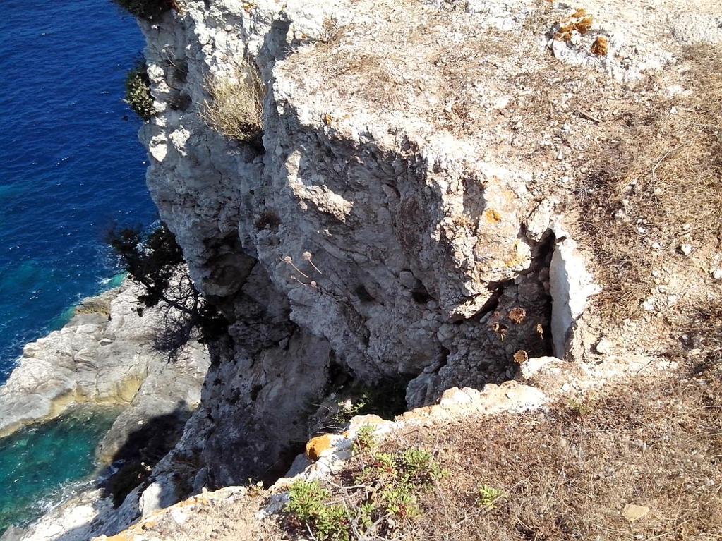 Το πήδημα από το Λευκάτα Ο Απόλλωνας ήταν θεός καθάρσιος και γιατρός των νοσημάτων του σώματος αλλά και της ψυχής.