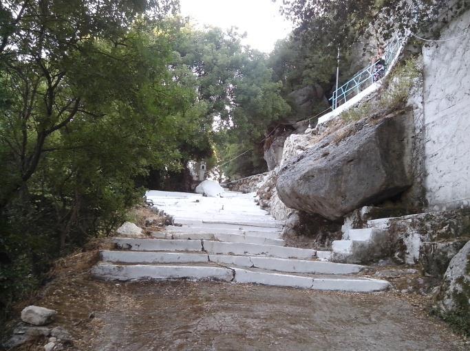 Το ασκητήριο των Αγίων αποτελεί έναν από τους σπουδαιότερους τόπους της τοπικής εκκλησίας. Το ασκητήριο είναι ριζωμένο σε μια σπηλιά, 5 χιλιόμετρα από το χωριό Νικιάνα, στο βουνό των Σκάρων. Φωτ.