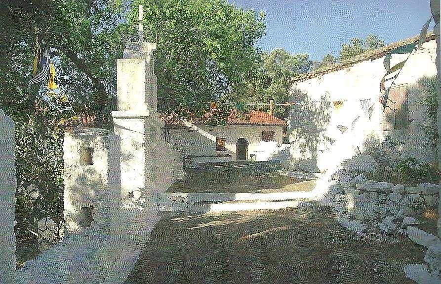 155: Η είσοδος του Μοναστηριού μέσα από το