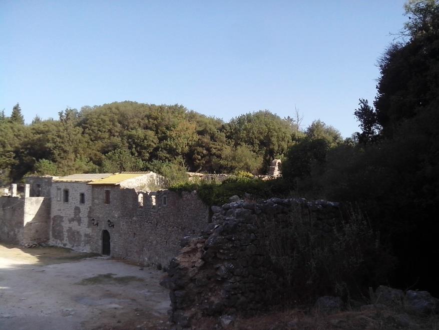 5.2.4 ΙΕΡΑ ΜΟΝΗ ΑΓΙΟΥ ΙΩΑΝΝΟΥ (ΣΤΟ ΛΙΒΑΔΙ) Το ιστορικό μοναστήρι του Αγίου Ιωάννου βρίσκεται στον λόφο «Μπρινιά», λίγο ψηλότερα από το λιβάδι της Καρυάς.