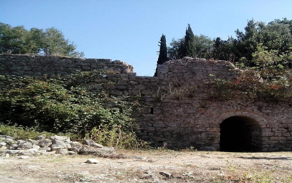 5.2.5 ΙΕΡΑ ΜΟΝΗ ΚΟΚΚΙΝΗΣ ΕΚΚΛΗΣΙΑΣ Το ιστορικό μοναστήρι του Ευαγγελισμού της Θεοτόκου ή Κόκκινης Εκκλησιάς βρίσκεται στη νοτιοδυτική πλευρά των Σκάρων, στην περιοχή των Πλατύστομων. Φωτ.