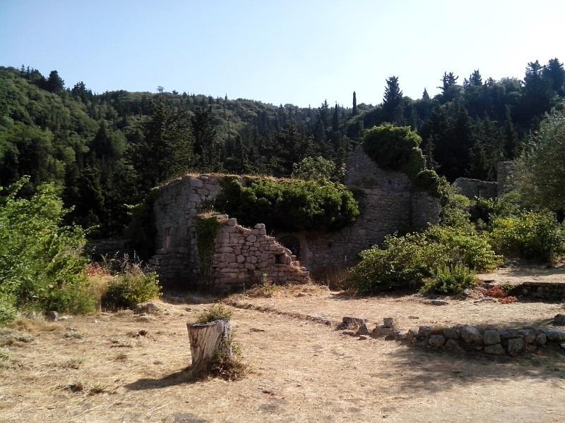 Η Ιστορία της Μονής Η Ιερά Μονή Αγίου Γεωργίου ιδρύθηκε το 1611 από τους ιερομόναχους Ιωσαφάτ Φρεμεντίνη και Πανφούριο