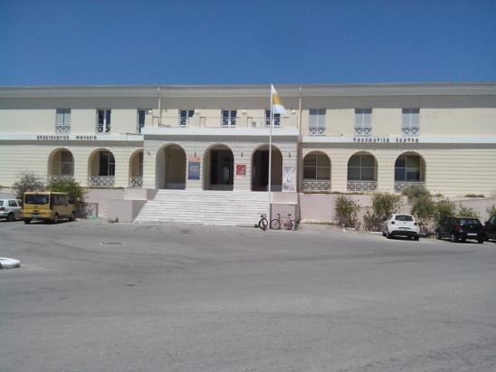 Στον τριτογενή τομέα δεσπόζουσα θέση στην οικονομική ζωή της περιοχής κατέχει ο τουρισμός και το εμπόριο.