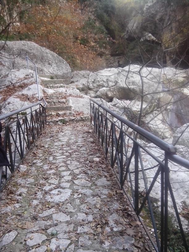 στρογγυλό άξονα. Η γέφυρα ενεργοποιείται ανά μια ώρα κατά τη διάρκεια της ημέρας, ενώ μετά τις 11 μόνο αν υπάρχει η ανάγκη διέλευσης κάποιου σκάφους. 2. Ο Καταρράκτης Δημοσάρι Φωτ.
