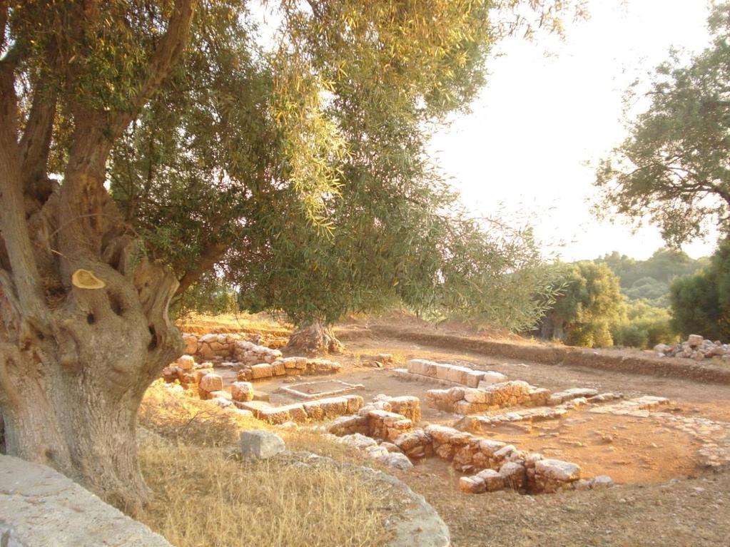 Η αρχαία πόλη «Νηρικός» Η αρχαία πόλη Νηρικός βρίσκεται δυο χιλιόμετρα ανατολικά της Πόλης, στο Καλλιγόνι.