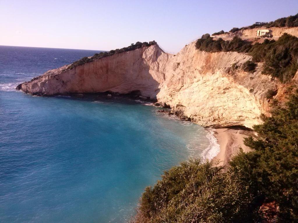 Φωτ. 43, 44: Η παραλία