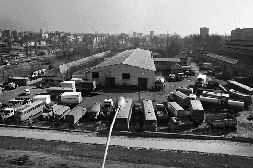 НЕНАД ЖАРКОВИЋ Сл. 1. Аутокоманда: непосредна околина логорских објеката. Зграде у којима је била немачка војна радионица ХКП 533. Фотографија из 1979.
