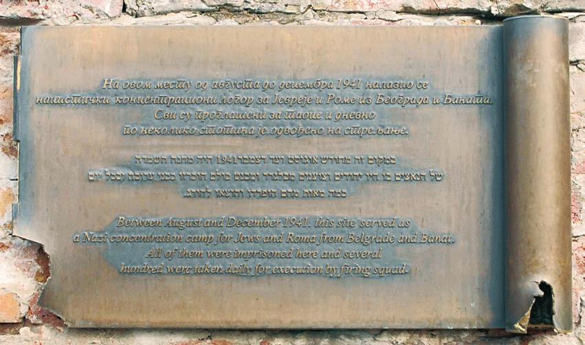 НЕНАД ЖАРКОВИЋ Сл. 4. и 5. Меморијал и спомен-обележје страдалим Јеврејима и Ромима Затвореници су били смештени у две двоспратне зграде, бивше коњушнице, саграђене 1927. године.