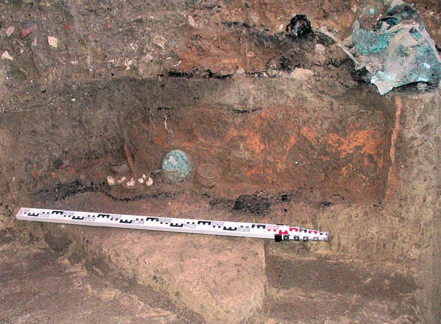 ЗОРАН СИМИЋ, НЕЛА МИЋОВИЋ Сл. 2. Остаци гроба спаљеног покојника Г 1 1 (G-286), фото А. Н. Црнобрња У Сингидунуму су овакве зделе хронолошки сврстане у другу половину и крај 1. века, односно у 2.