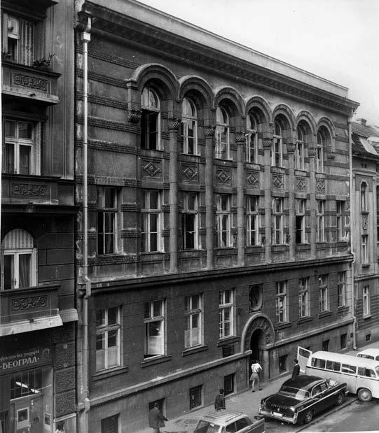 АЛЕКСАНДАР КАДИЈЕВИЋ Сл. 10. Јездимир Денић (1895 1970), Трговачка академија у Београду (1925), класично остварење српског стила у међуратном Београду.