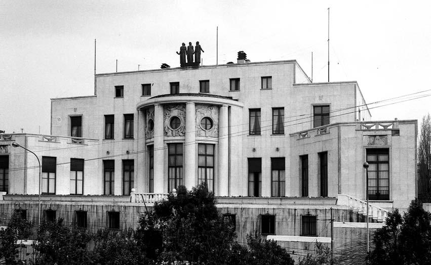 АЛЕКСАНДАР КАДИЈЕВИЋ Сл. 12. Роже-Анри Експер (1882 1955), Амбасада Републике Француске у Београду (1930), од 2001. издвојена као репрезентативно остварење ар декоа у престоничком миљеу.