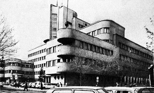 президана и уметнички девастирана. После Другог светског рата, у београдској архитектури замире академизам.