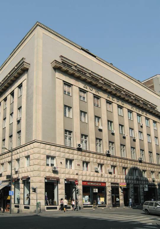 ГОРАН ПОЛОВИНА Композиција је двојно симетрична, а улаз се налази у осовини дуже стране, што је ван академских стандарда за кућу на углу.