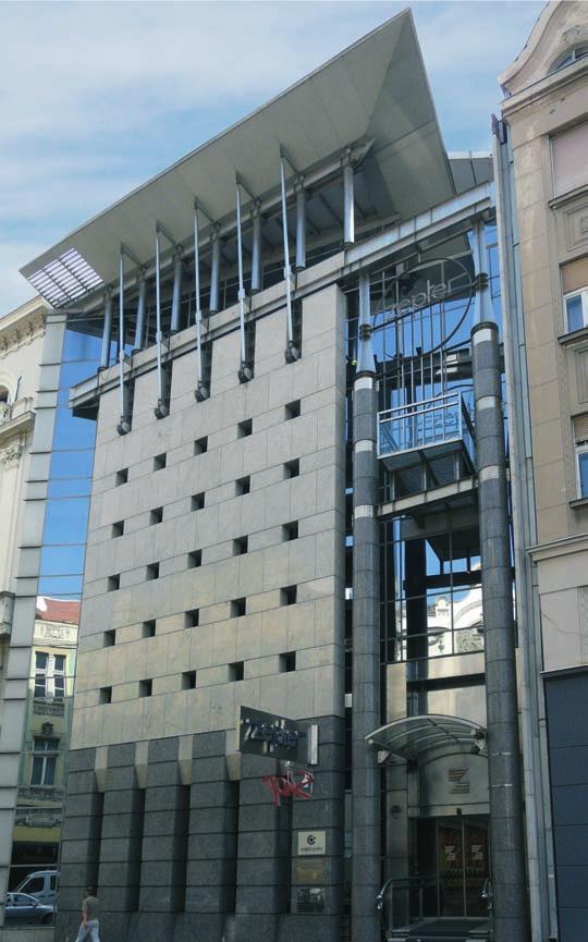 Перфорирани зид заклања зид-завесу, а моћним носачима ослонац је конзолном венцу.