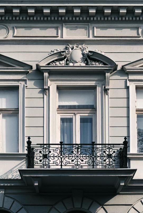 КУЋА МАРКА СТОЈАНОВИЋА, ПАРИСКА 15 У БЕОГРАДУ Сл. 4. Централни прозор спрата, детаљ, Архива Завода за заштиту споменика културе града Београда, 2001. године.