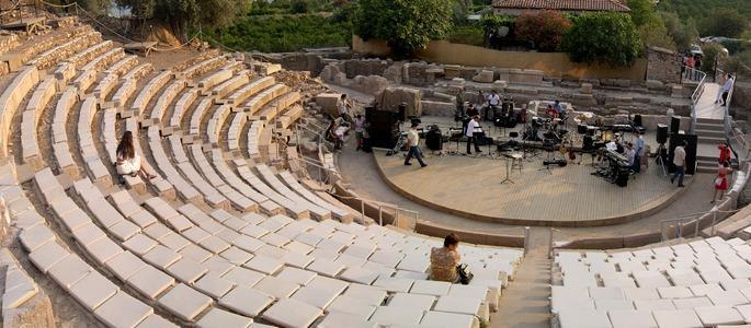 4. Τα ψηλά τακούνια. 5. Η χρήση κινητού τηλεφώνου κατά την διάρκεια της παράστασης. 6. Η λήψη φωτογραφιών με ή χωρίς φλας, η μαγνητοφώνηση και η μαγνητοσκόπηση κατά την διάρκεια των παραστάσεων. 7.