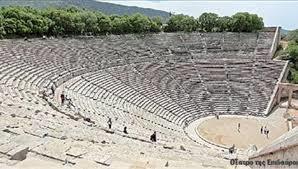 , το πάνω μέρος επεκτάθηκε για να χωρέσει άλλες 21 σειρές καθισμάτων, ανεβάζοντας το συνολικό αριθμό των θέσεων σε 13.000 και πλέον.