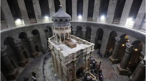 πέντε πήλινα αγγεία και δύο λύχνους Κλασικής/Ελληνιστικής περιόδου, τέσσερα θραύσματα πήλινων ειδωλίων, μία πήλινη ψήφο, ένα πήλινο σφονδύλι, μια οστέινη περόνη και ένα λίθινο αντικείμενο με οπές.