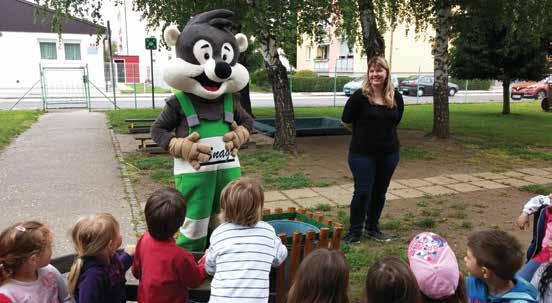dogodki Ozaveščanje po mestnih četrteh skupaj zmoremo Odpadni papir, stekleno in drugo odpadno embalažo zbiramo na zbiralnicah oziroma vsem bolj znanih ekoloških otokih.