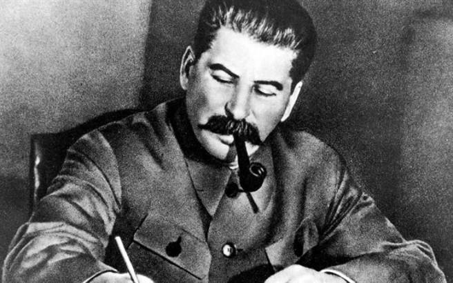 ΙΩΣΗΦ ΣΤΑΛΙΝ(= χαλύβδινος) Ο αλκοολικός πατέρας του ξεσπούσε πάνω του Μετέτρεψε τη