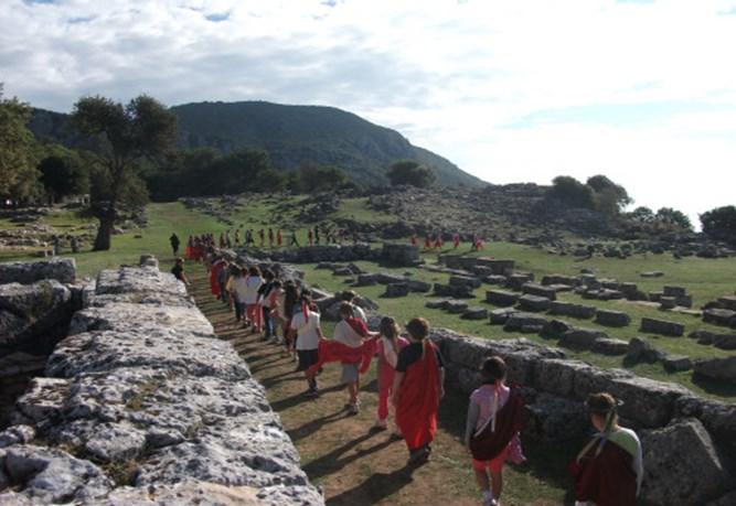 Μια διαφορετική επίσκεψη στον αρχαιολογικό χώρο της Κασσώπης Oη μαζεηέξ ηεξ Δ, Γ & Σ ηάλεξ ημο 3μο Δεμμηηθμύ ζπμιείμο Πνέβεδαξ πναγμαημπμίεζακ μηα δηαθμνεηηθή επίζθερε ζημκ ανπαημιμγηθό πώνμ ηεξ