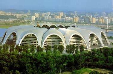 STADIONI Stadion obično otvorena sportska građevina sa velikim igralištem i velikim gledalištem (obično amfiteatralno) Stadioni održavanje raznih sportskih takmičenja, koncerata, skupova.