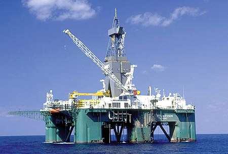 NAFTNE PLATFORME Najveće pokretne građevine na svijetu Namjena: -bušenje morskog dna na pučini -smještaj radnika -crpljenje nafte ili prirodnog plina -prerada nafte ili prirodnog plina