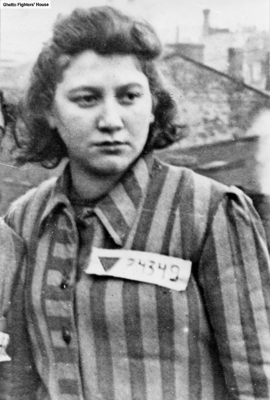 Ella Liebermann (1927-1998), Εβραία, γεννημένη στο Βερολίνο. To 1938 η οικογένεια στάλθηκε στην Πολωνία, όπου από το 1943 κρύβονταν σ έναν λάκκο που είχαν σκάψει κοντά στο σπίτι τους.