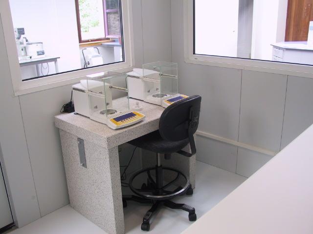 Sala de balanzas con temperatura e humidade controlada no IUMA (exterior) A balanza utilizada para a pesada dos filtros atópase instalada na dita sala (figura 6) e en cada