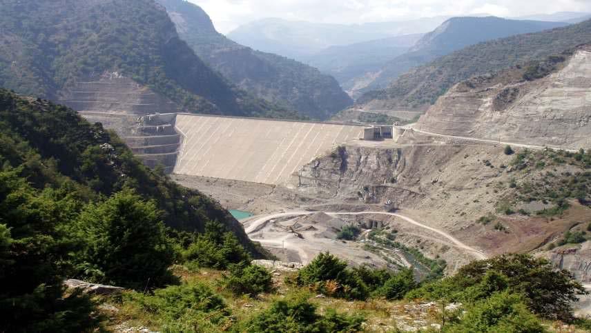 Ονομαστική στέψη 775 μ. Ύψος φράγματος (από κοίτη) 135 μ. Μήκος στέψης 673 μ. Μέγιστο ύψος από θεμελίωση 150 μ. Ολικός όγκος φράγματος 4.000 εκατομμύρια κ.μ. Έκταση ταμιευτήρα 12,8 τετρ. χλμ.