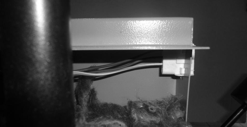 La conducerea cablului de la ventilator la învelişul lateral al cazanului mai înainte treceţi cablul prin clipsul său apoi