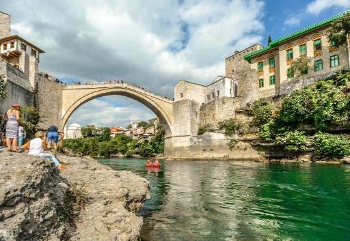 θέρετρο της χώρας στην Αδριατική θάλασσα. Παράλληλα η πόλη έχει πλουσιότατη μεσαιωνική ιστορία ενώ έχει διατηρηθεί σε εξαιρετική κατάσταση το ιστορικό κέντρο της πόλης (Starigrad).