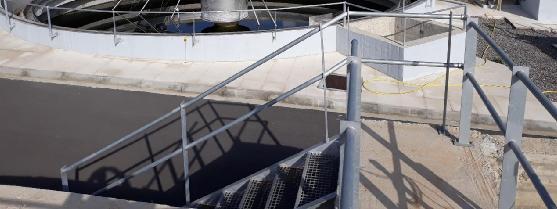 Η είσοδος του ανάμεικτου υγρού στην δεξαμενή θα πρέπει να σχεδιαστεί έτσι ώστε να μειώνεται η κινητική ενέργεια και να γίνεται άμεση ανάπτυξη της φλέβας σε όλο το πλάτος της δεξαμενής.