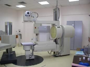 Радиотерапискииот симулатор е комбинација од класична рентгенска цевка и глава и стол на изоцентричен радиотераписки апарат (акцелеретор, кобалт) во кој е сместен колимационен систем за ограничување