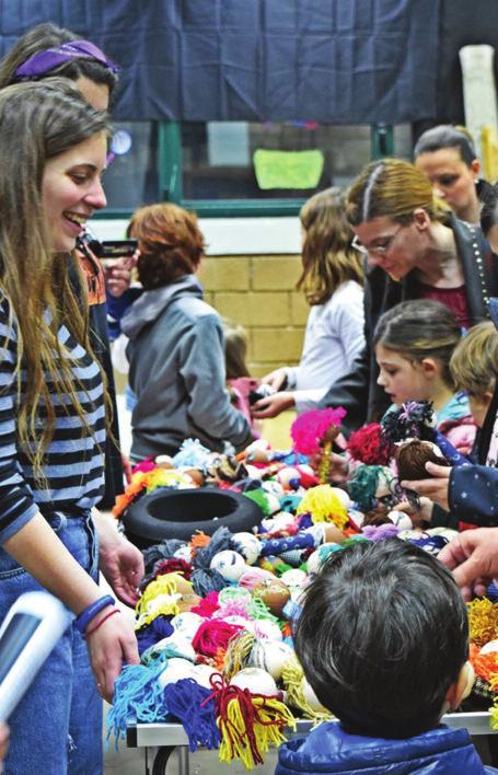 από χαρτί. Με τη βοήθεια οπτικοακουστικού υλικού, οι συμμετέχοντες εξοικειώνονται με την ιστορία και την πρακτική των χάρτινων φιγούρων και την χρήση τους για την ανάπτυξη μιας μουσειακής αφήγησης.